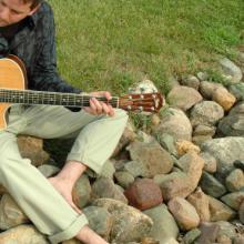 photo of Richard Bruxvoort Colligan playing guitar